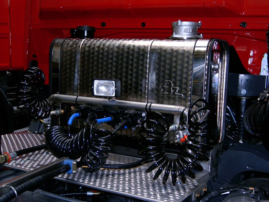 m_b_nerezova_zakabinovana_hydraulicka_nadrz.jpg